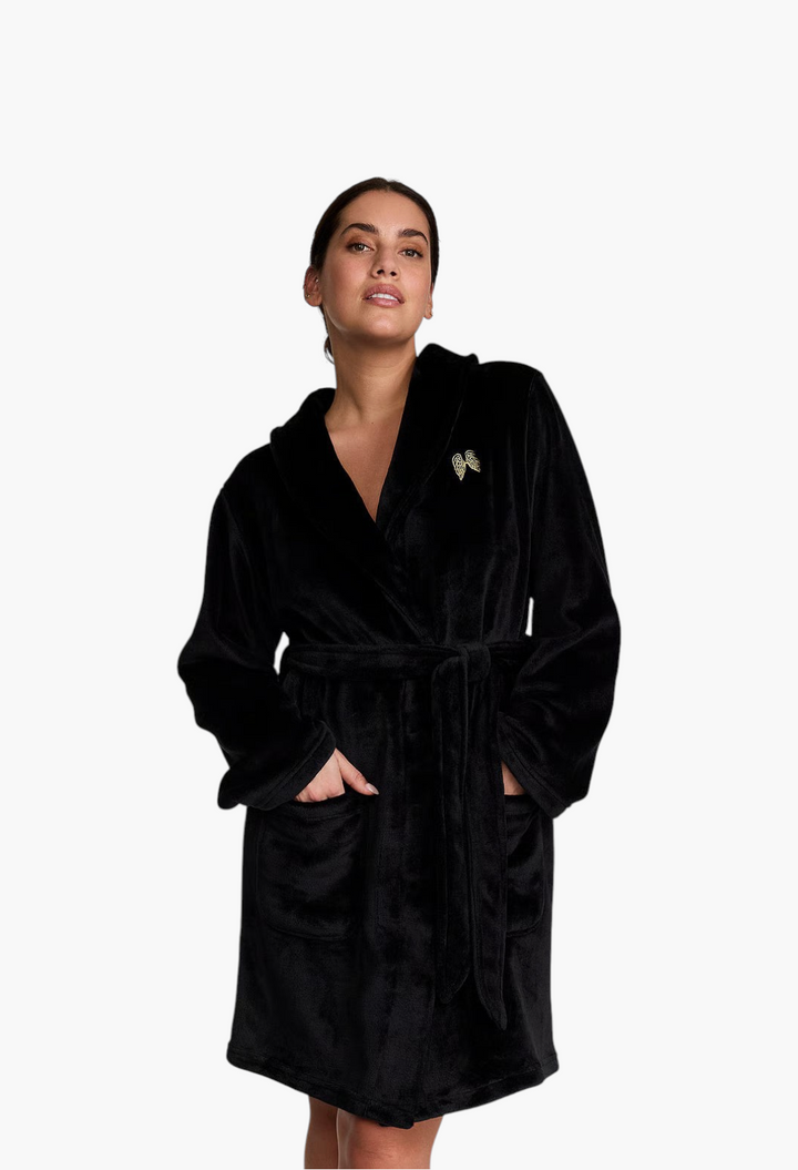 GLAM MODA black plush robe with shawl collar, tie waist, and side pockets worn by a model