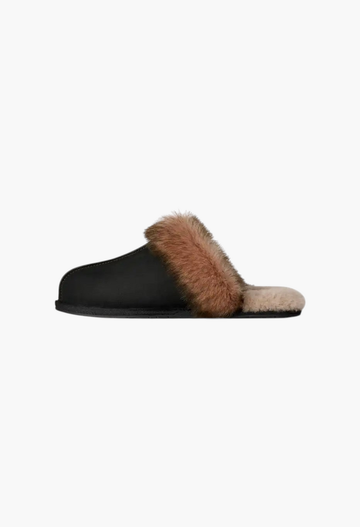 GLAM MODA Scuffette black nubuck slipper with a fluffy brown sheepskin collar and soft wool lining, side view.