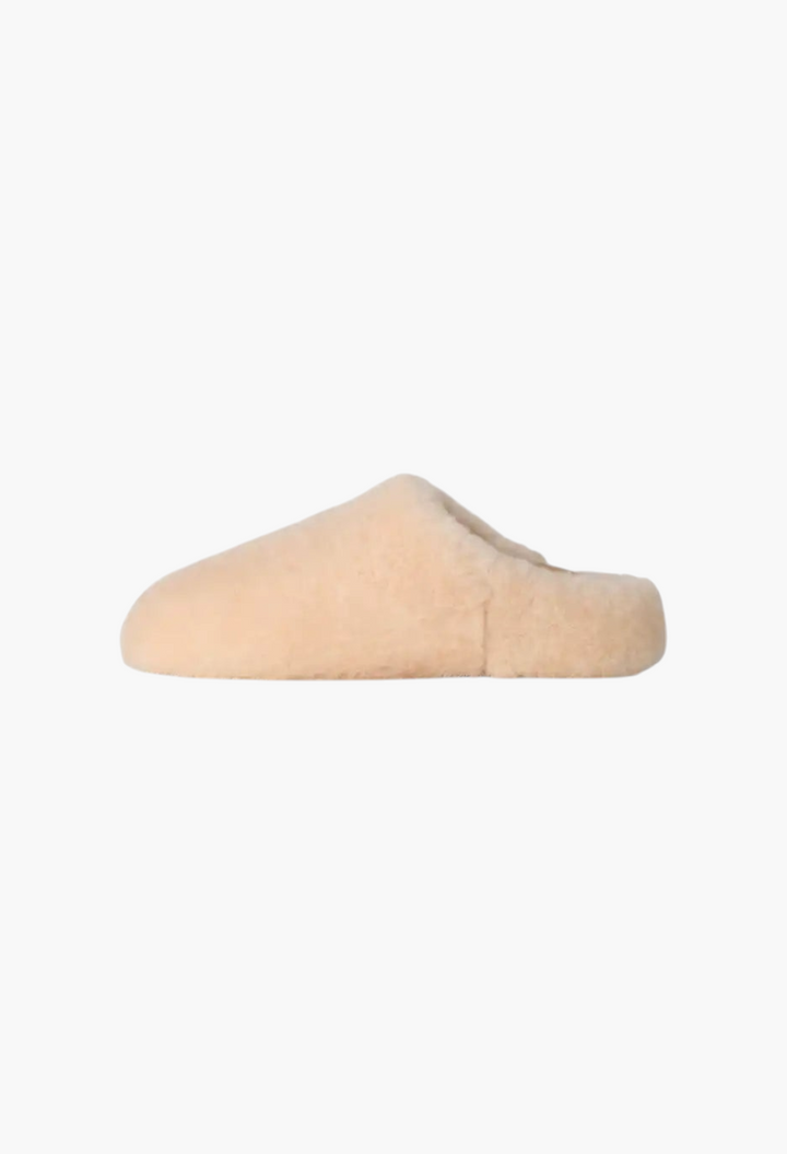 GLAM MODA women's Elea fluffed slip-on slipper in beige sheepskin with a minimalist, padded silhouette.