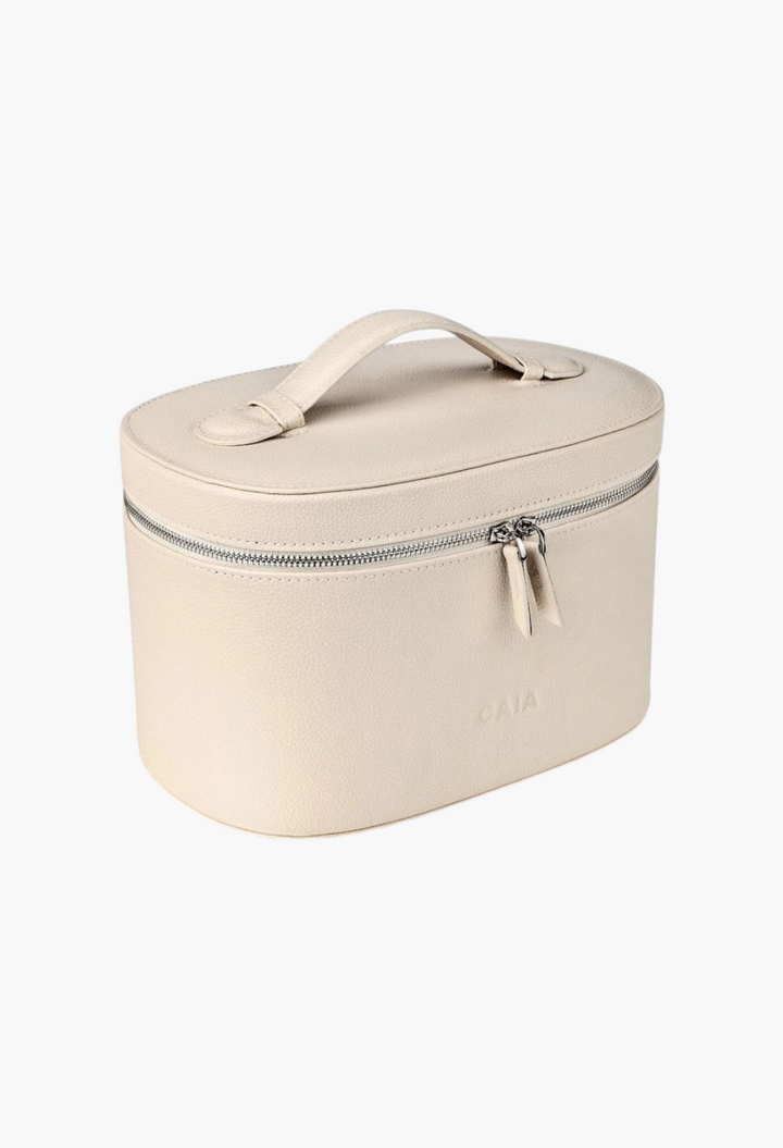 GLAM MODA large beige vegan leather beauty case with a top handle and silver zipper closure for travel organization.
