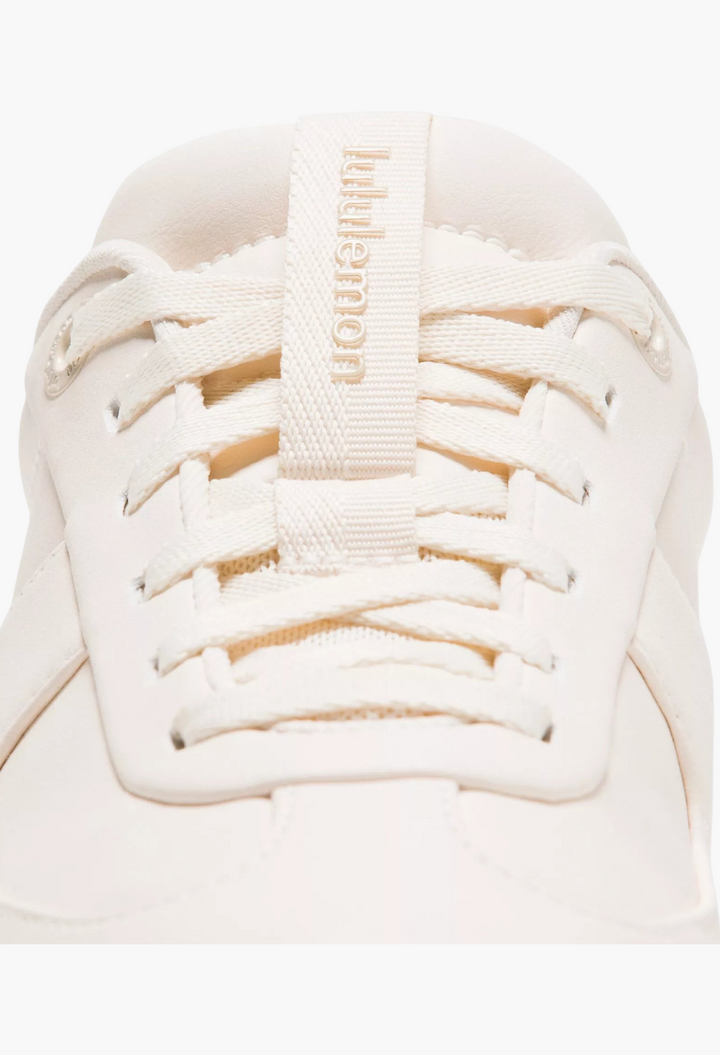 GLAM MODA Cityverse sneaker in cream with matching laces and detailed stitching on a leather-alternative upper