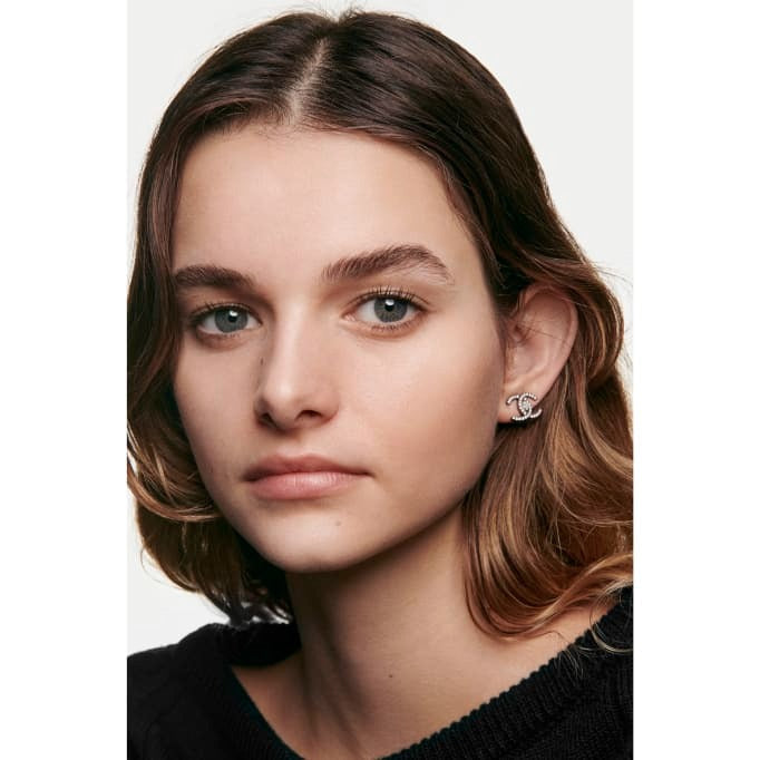 N°1 De Chanel Revitalising Foundation Illuminates - Hydrates - Protects - GLAM MODA