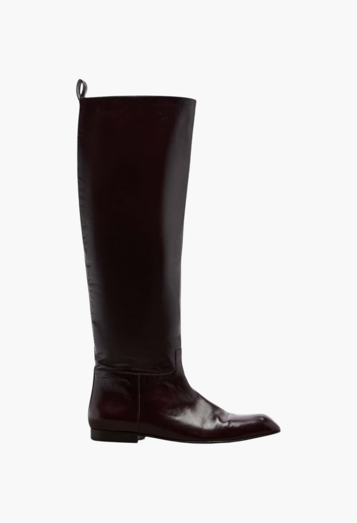 GLAM MODA Colt knee-high boots in burgundy leather with a sleek square toe silhouette and low heel.