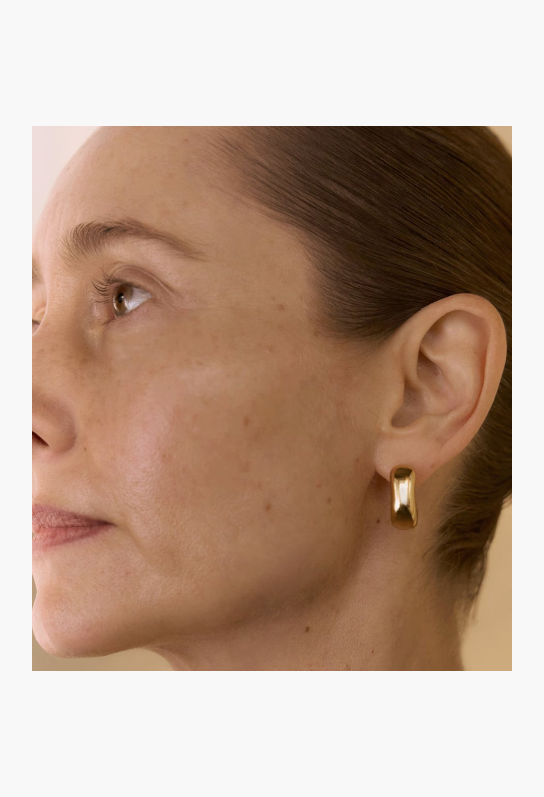 GLAM MODA model showing radiant skin after using Sensai Ultimate The Concentrate anti-ageing essence