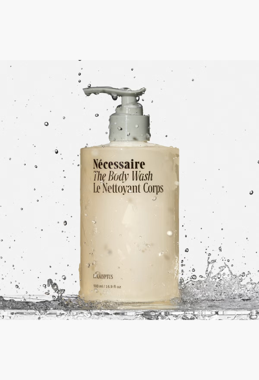 GLAM MODA Nécessaire The Body Wash Eucalyptus in a clear 500ml pump bottle surrounded by refreshing water splashes.