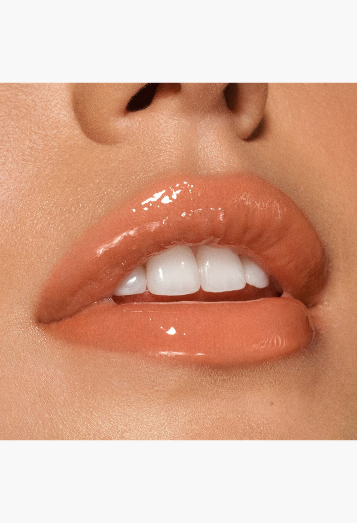 GLAM MODA VIEVE Lip Dew applied on lips for a high-shine, non-sticky, reflective glassy finish.