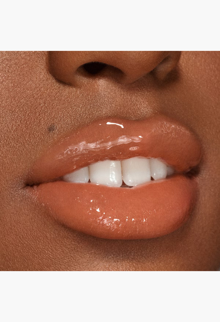 GLAM MODA VIEVE Lip Dew applied on lips for a high-shine, non-sticky, glossy finish with a soft, hydrated look.
