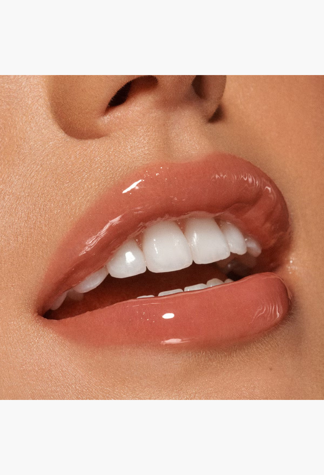 GLAM MODA VIEVE Lip Dew applied on lips for a high-shine, non-sticky, luminous glossy finish.