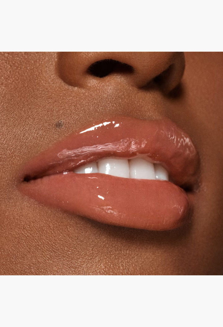GLAM MODA VIEVE Lip Dew applied on lips for a high-shine, non-sticky, and luminous glassy finish.