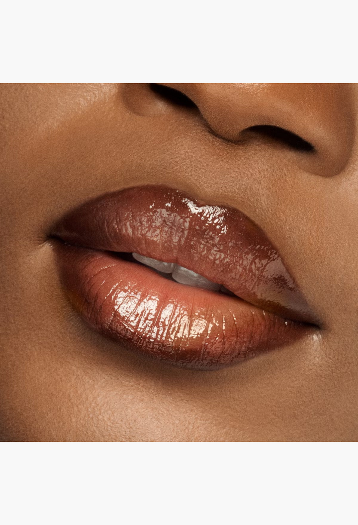 GLAM MODA VIEVE Lip Dew applied on lips for a high-shine, non-sticky, luminous glassy finish.