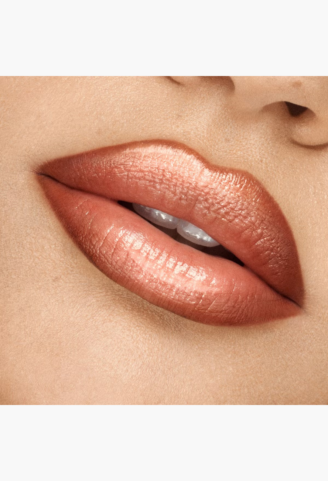GLAM MODA VIEVE Lip Dew providing a high-shine, non-sticky glossy finish on lips with a luminous, reflective sheen.