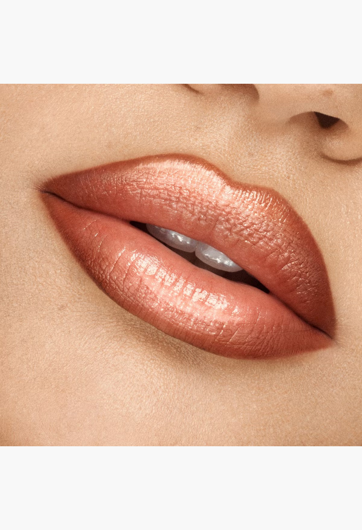 GLAM MODA VIEVE Lip Dew providing a high-shine, non-sticky glossy finish on lips with a luminous, reflective sheen.