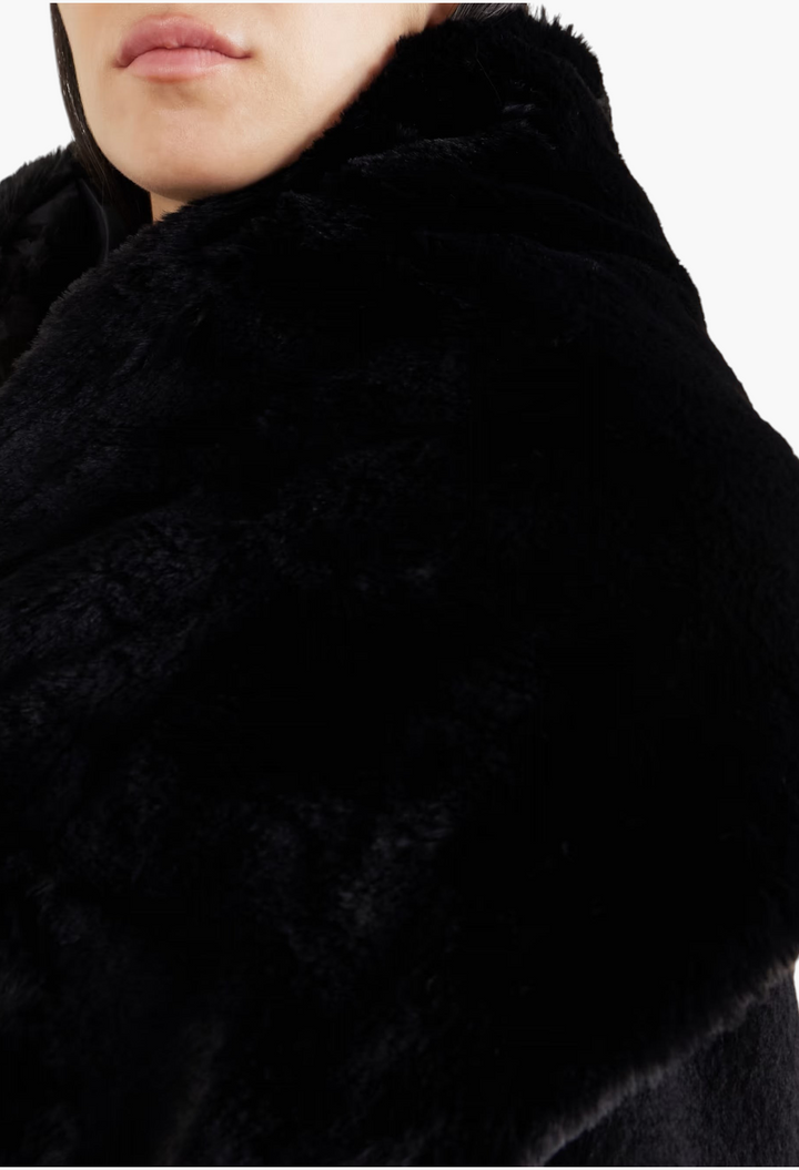 GLAM MODA Piacere black plush scarf with soft faux fur texture worn around the neck